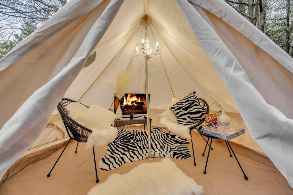 Luxury Pocono W/glamping Tent. Near Lake/ski Holiday home