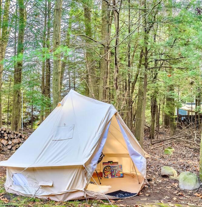 Luxury Pocono W/glamping Tent. Near Lake/ski Holiday home *