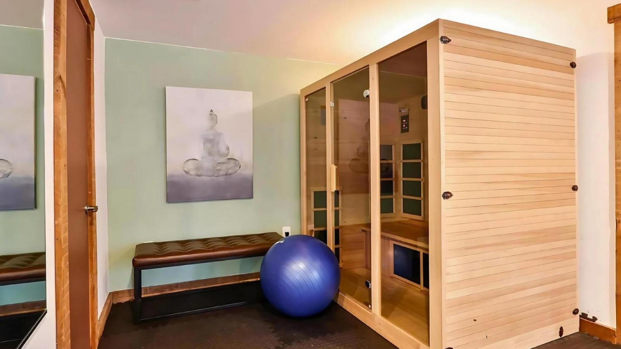 Kids Under 4 Free, Jacuzzi, Sauna, Pool, Lake, Gym