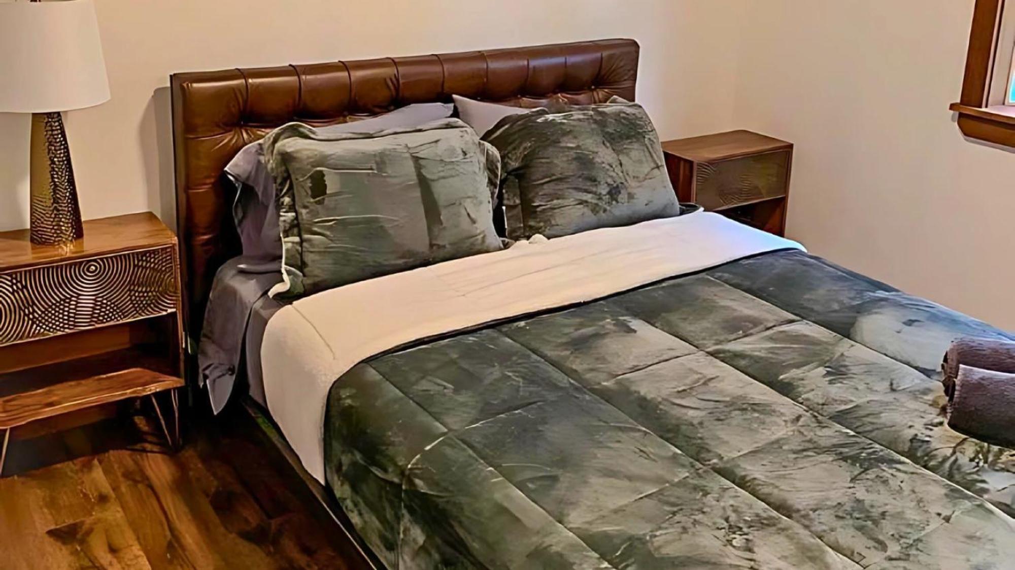 Kids Under 4 Free, Jacuzzi, Sauna, Pool, Lake, Gym *
