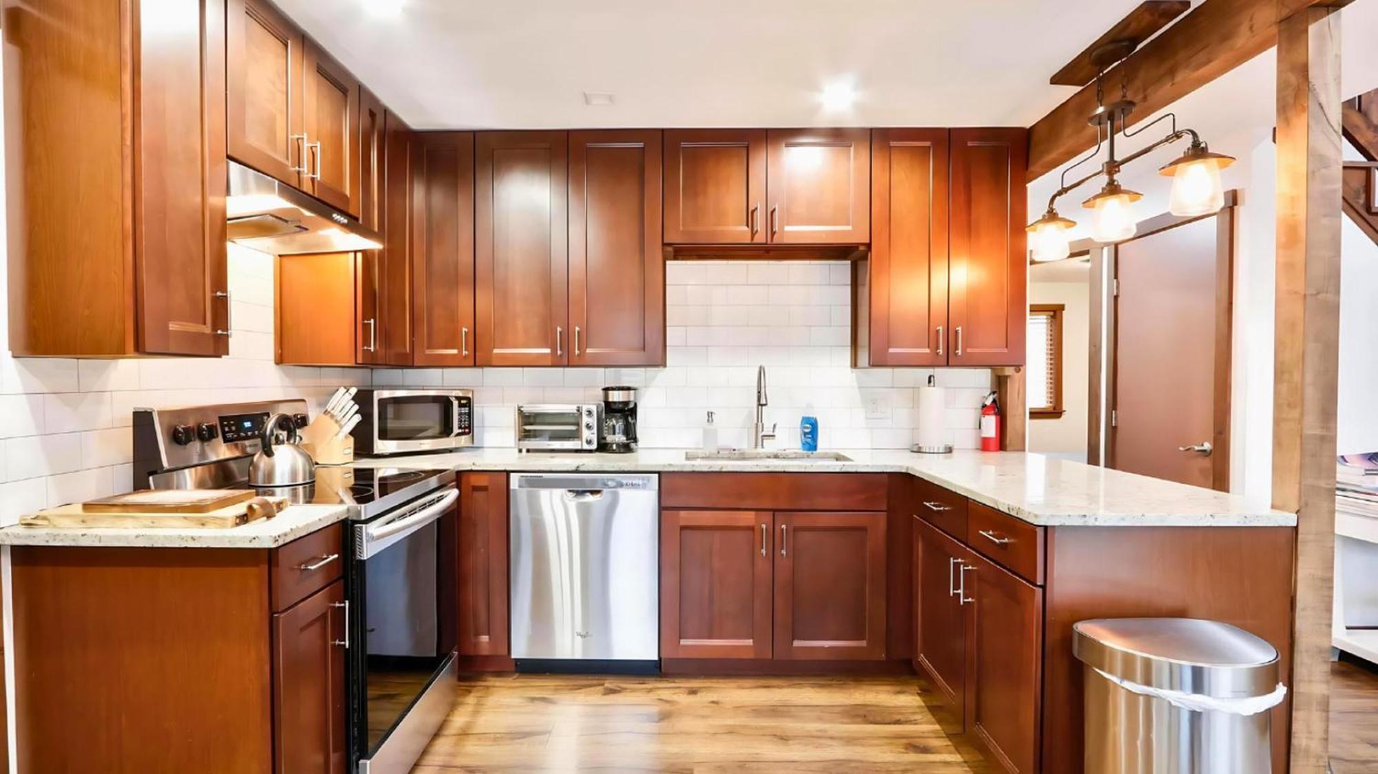 Chalet Kids Under 4 Free, Jacuzzi, Sauna, Pool, Lake, Gym Albrightsville