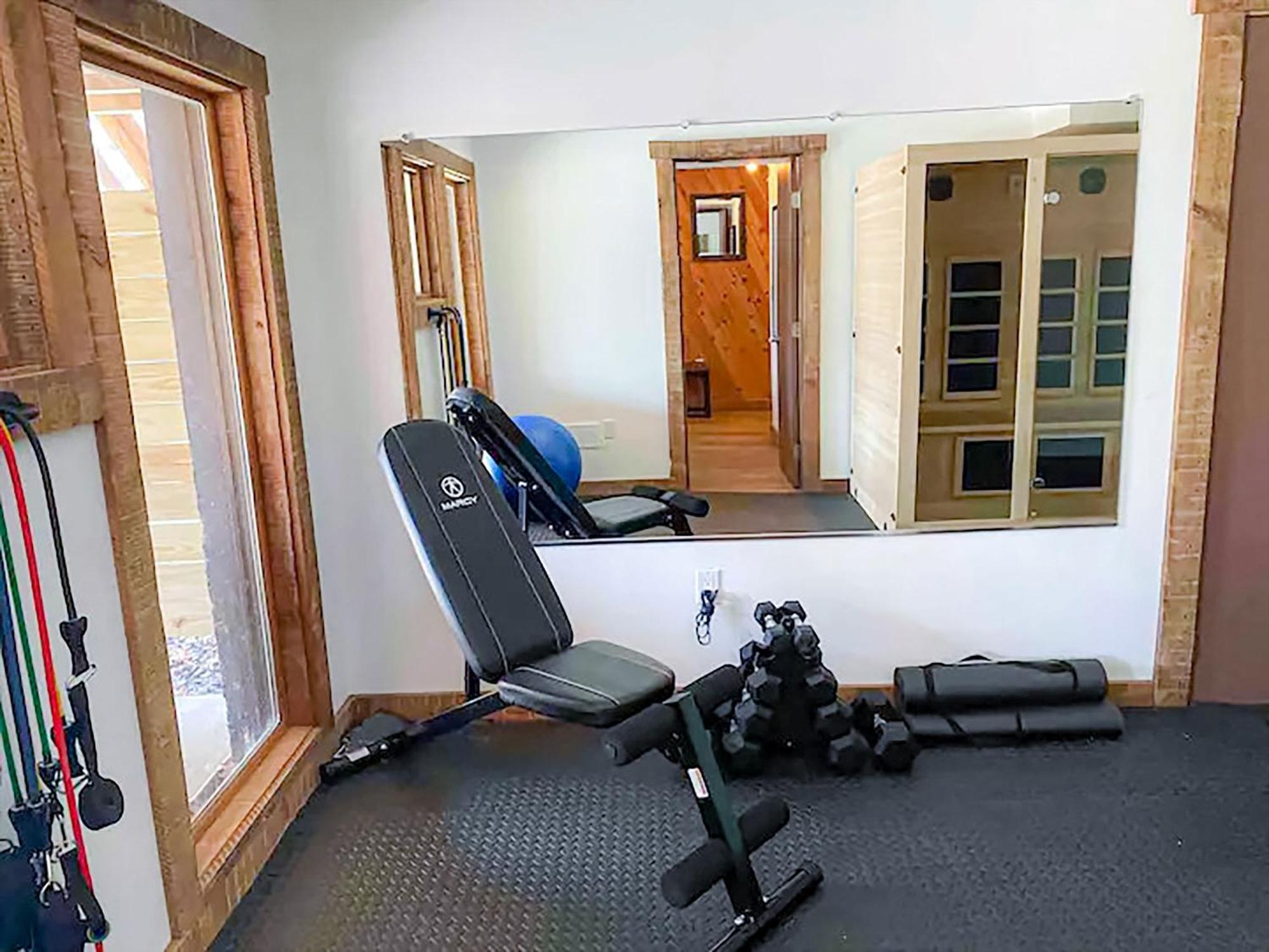 Kids Under 4 Free, Jacuzzi, Sauna, Pool, Lake, Gym Chalet