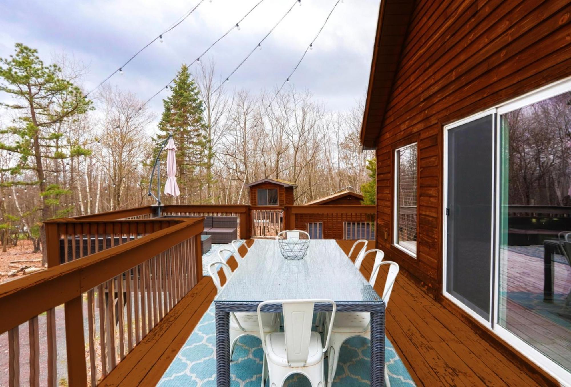 Kids Under 4 Free, Jacuzzi, Sauna, Pool, Lake, Gym Chalet *