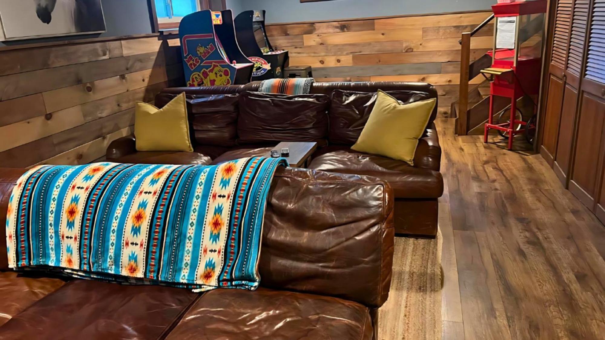 Chalet Kids Under 4 Free, Jacuzzi, Sauna, Pool, Lake, Gym Albrightsville