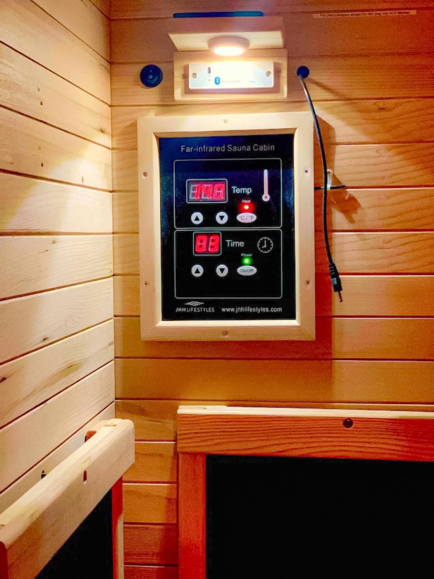 Kids Under 4 Free, Jacuzzi, Sauna, Pool, Lake, Gym Chalet *