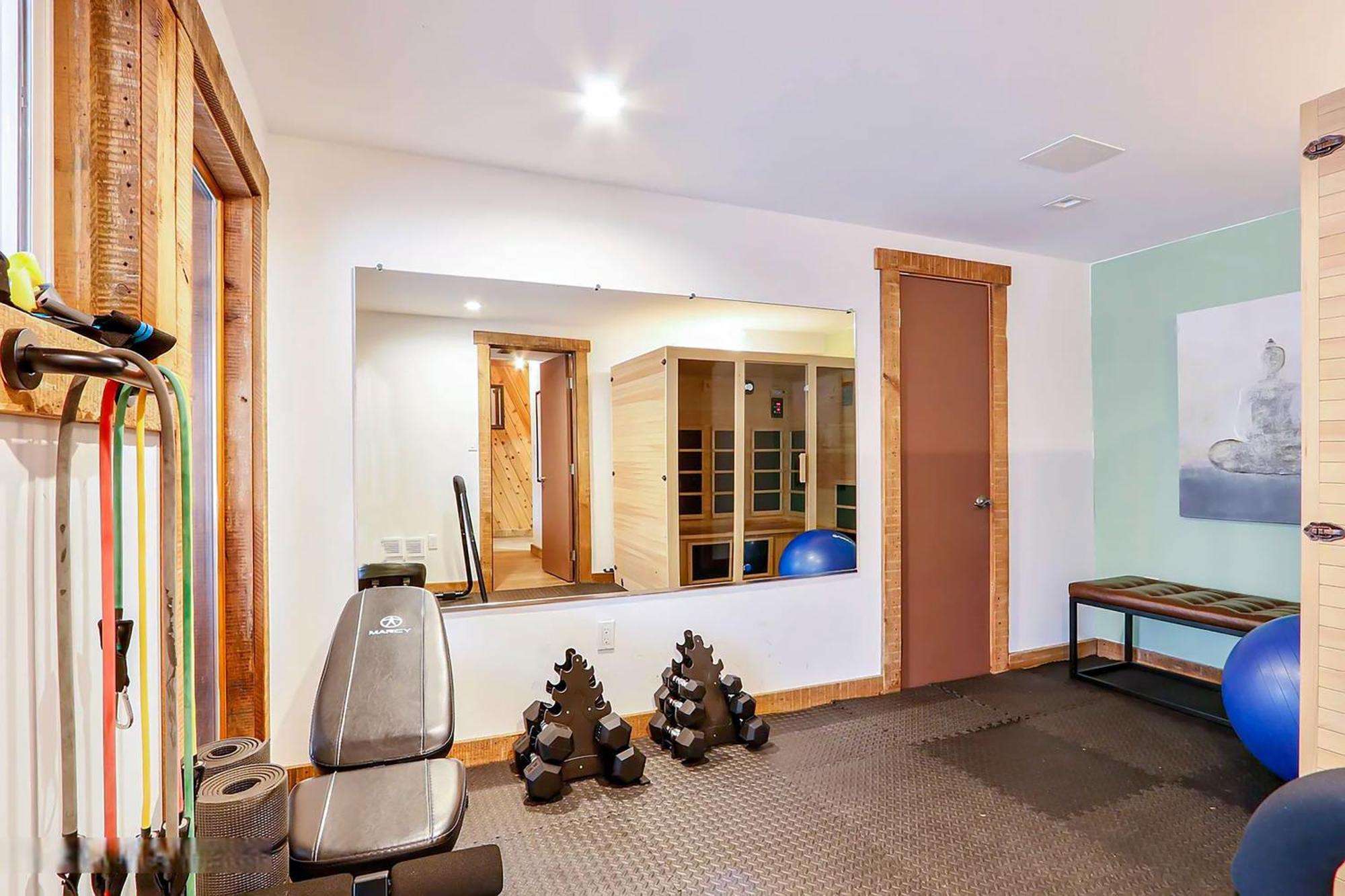 Kids Under 4 Free, Jacuzzi, Sauna, Pool, Lake, Gym *