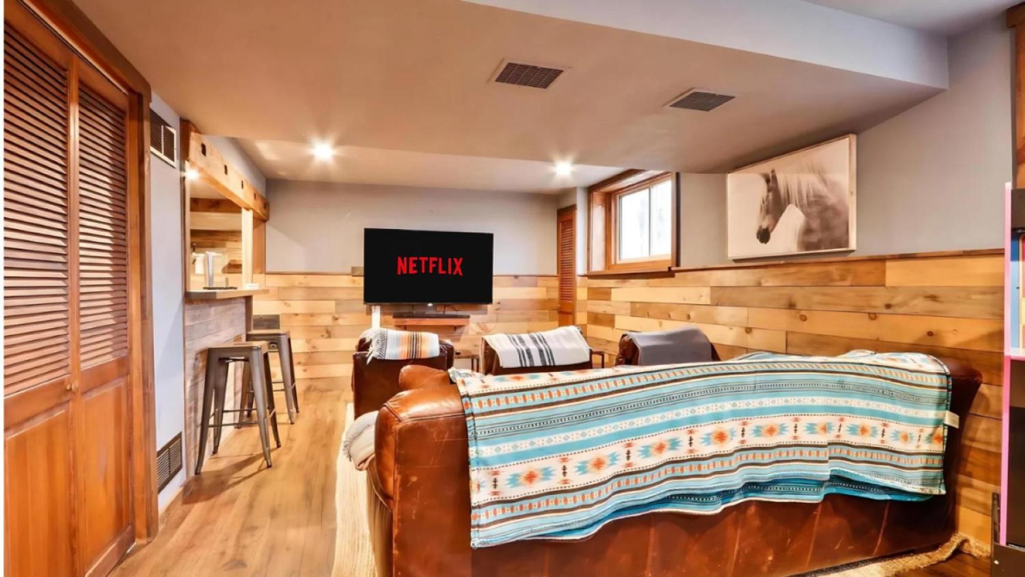Chalet Kids Under 4 Free, Jacuzzi, Sauna, Pool, Lake, Gym *