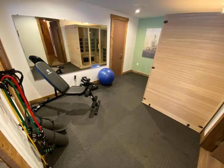Kids Under 4 Free, Jacuzzi, Sauna, Pool, Lake, Gym Chalet