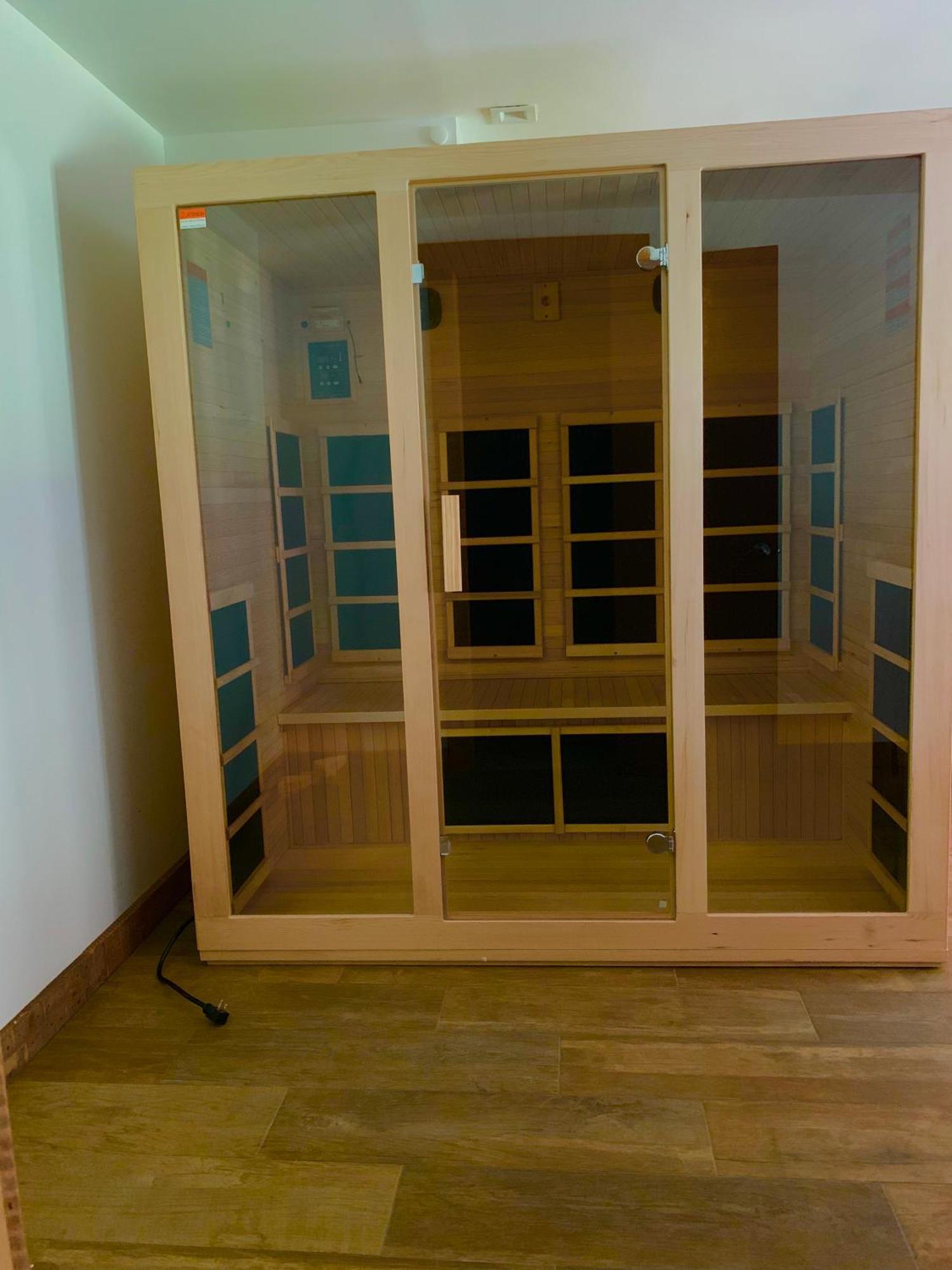 Chalet Kids Under 4 Free, Jacuzzi, Sauna, Pool, Lake, Gym *